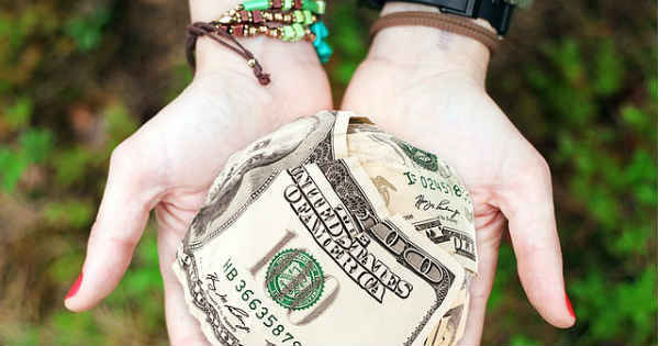 hand holding money