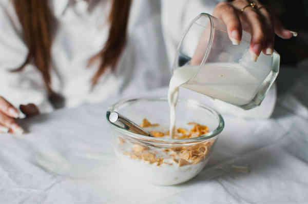 cornflakes and milk breakfast