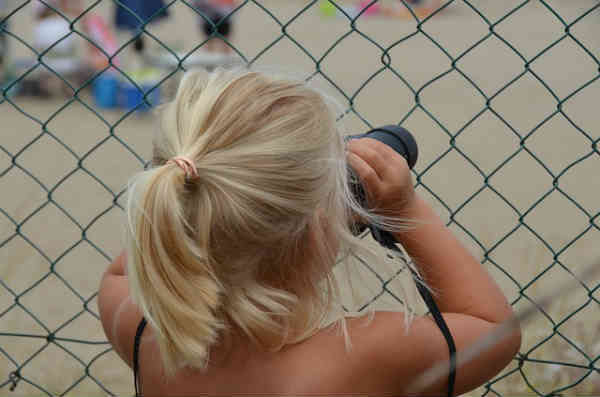 a lady focusing her binocluras