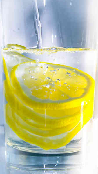 a full glass of lemon water