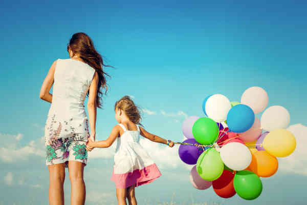 mom and daughter with baloons