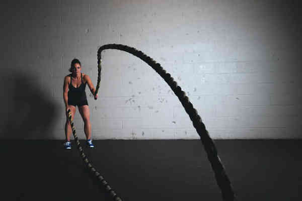 woman training with two ropes